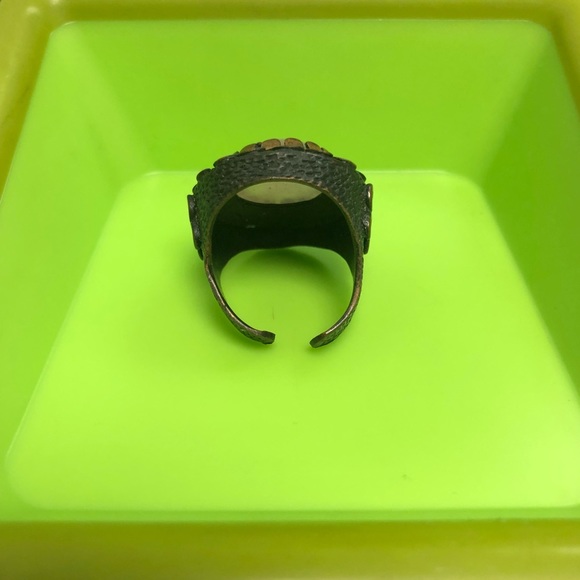 Black and gold finish ring - Picture 2 of 2